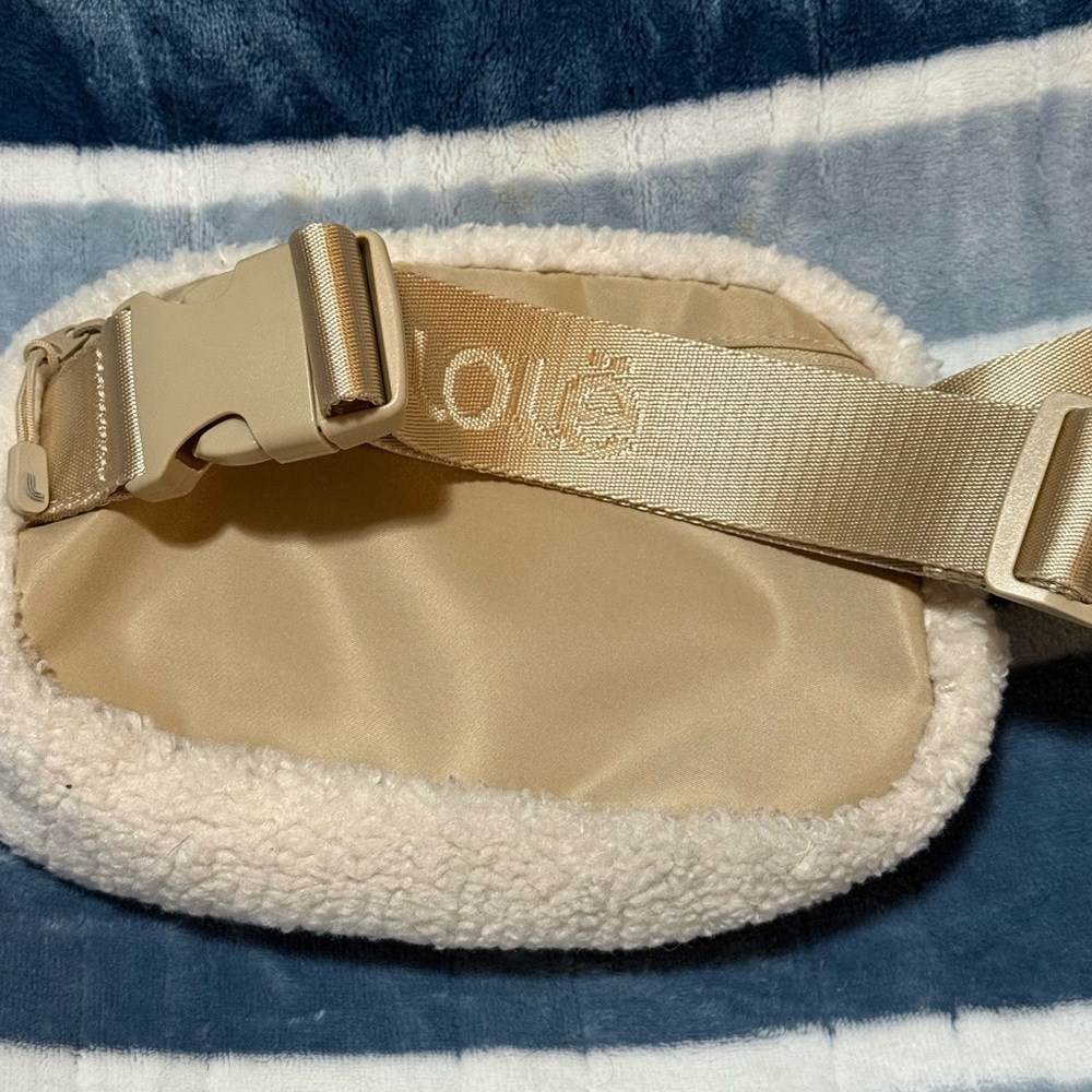 Lole cream faux fur crossbody bag - Picture 4 of 5